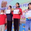 Atlit putri Wushu Kuningan, berfoto bersama usai menerima medali emas porprov Jabar 2021.